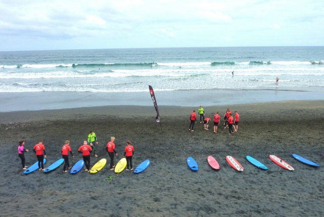  surfer en position 